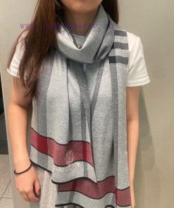 VIP recommends Burberry Tb scarf, top of the line cashmere scarf, popular item. The real promt70w7eg