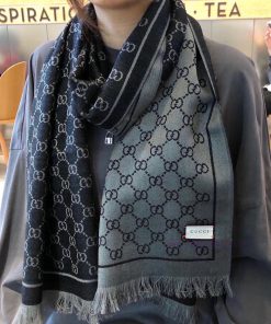 The explosive new Gucci super super beautiful cashmere scarf is truly stunning, making peoplhv82rvke