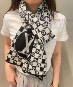 The popular LV checkerboard classic checkerboard men's and women's scarves have arrived. Sofn0dphzm6