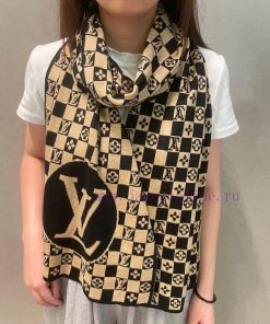 The popular LV checkerboard classic checkerboard men's and women's scarves have arrived. Sofu11d65h3