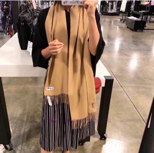 YSL Saint Laurent 100% Cashmere Edition has a hand feel that is so good that it is rare to s665nsps1