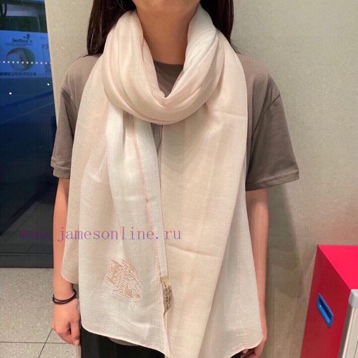 Burberry's classic synchronized ultra-thin cashmere plaid shawl is a must-have item for wardpa0d0rdd
