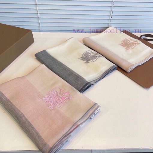 Burberry's classic synchronized ultra-thin cashmere plaid shawl is a must-have item for wardpa0d0rdd - Image 3