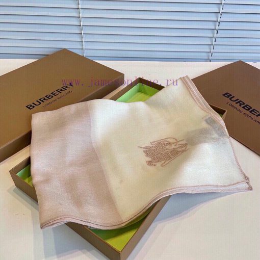 Burberry's classic synchronized ultra-thin cashmere plaid shawl is a must-have item for wardpa0d0rdd - Image 4