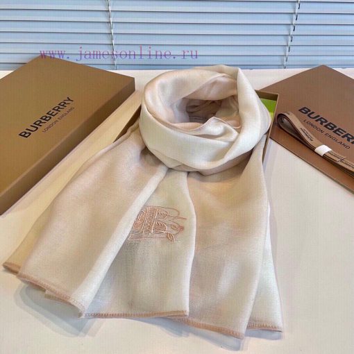 Burberry's classic synchronized ultra-thin cashmere plaid shawl is a must-have item for wardpa0d0rdd - Image 5