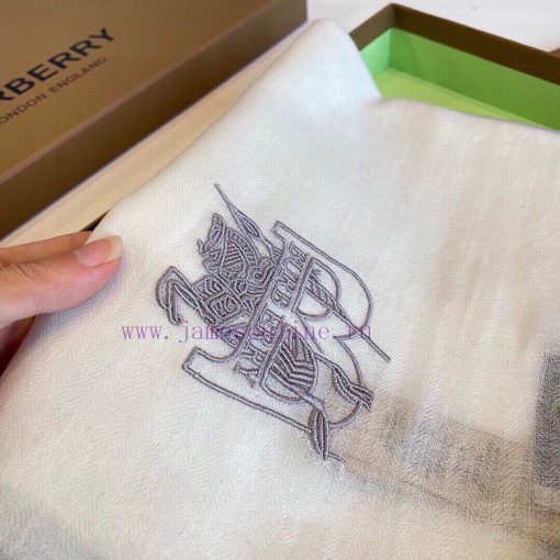 Burberry's classic synchronized ultra-thin cashmere plaid shawl is a must-have item for wardn1bcj045 - Image 9