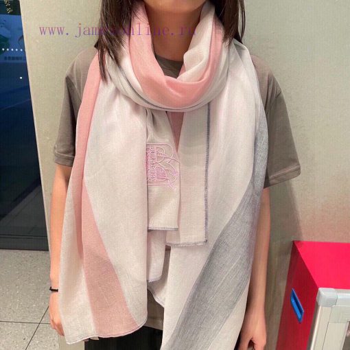 Burberry's classic synchronized ultra-thin cashmere plaid shawl is a must-have item for wardh83gf67r