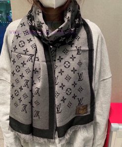 The explosive new LV super super beautiful cashmere scarf is truly stunning, making it irresc3ss7v4q