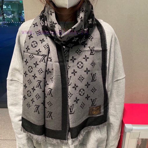 The explosive new LV super super beautiful cashmere scarf is truly stunning, making it irresc3ss7v4q