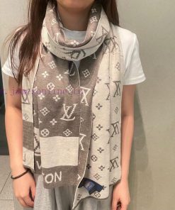 LV, a high-end cashmere knitted scarf that can be formal or casual. This weaving method is d9xee61l7