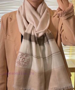 The new Chanel cashmere scarf has a great hand feel and is of top-notch quality. The exquisir51ztmep