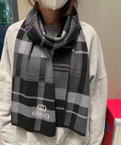 The hot selling Gucci unisex knitted scarf has arrived. Soft and comfortable wool brings thepslxxz4v