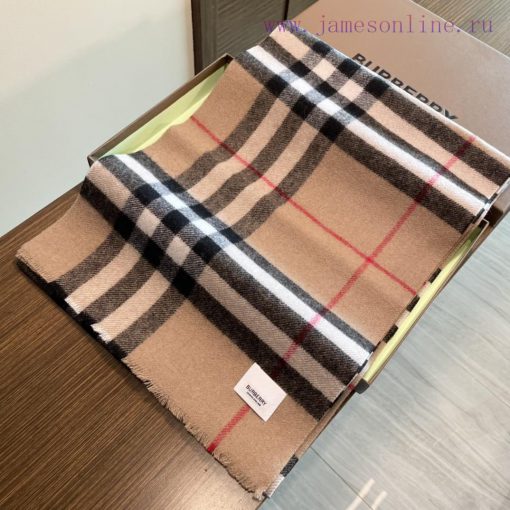 Burberry's classic cashmere plaid scarf with short beard edge is a must-have for the fragranjdvil2jb - Image 4