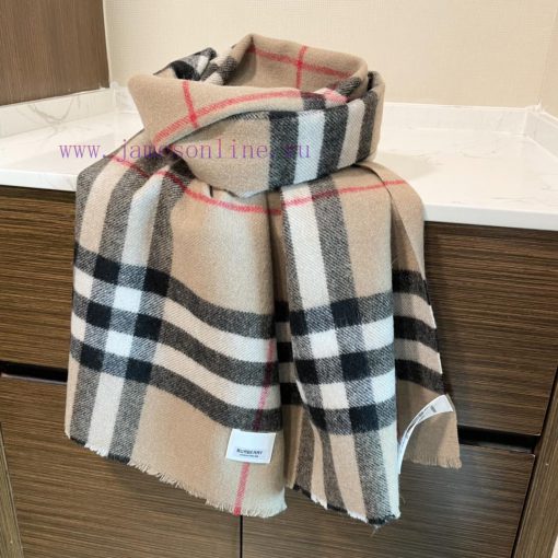 Burberry's classic cashmere plaid scarf with short beard edge is a must-have for the fragranjdvil2jb - Image 5