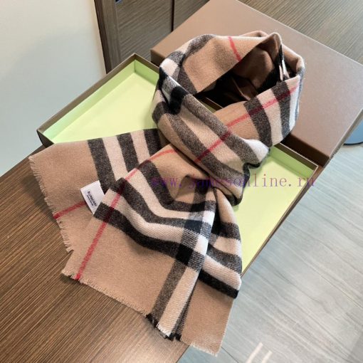 Burberry's classic cashmere plaid scarf with short beard edge is a must-have for the fragranjdvil2jb - Image 6