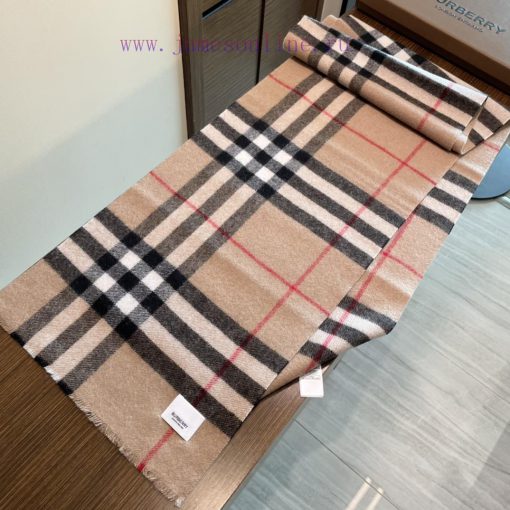 Burberry's classic cashmere plaid scarf with short beard edge is a must-have for the fragranjdvil2jb - Image 7