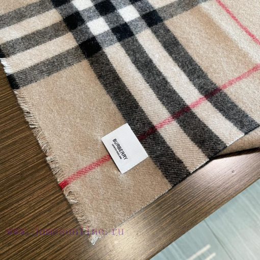 Burberry's classic cashmere plaid scarf with short beard edge is a must-have for the fragranjdvil2jb - Image 9