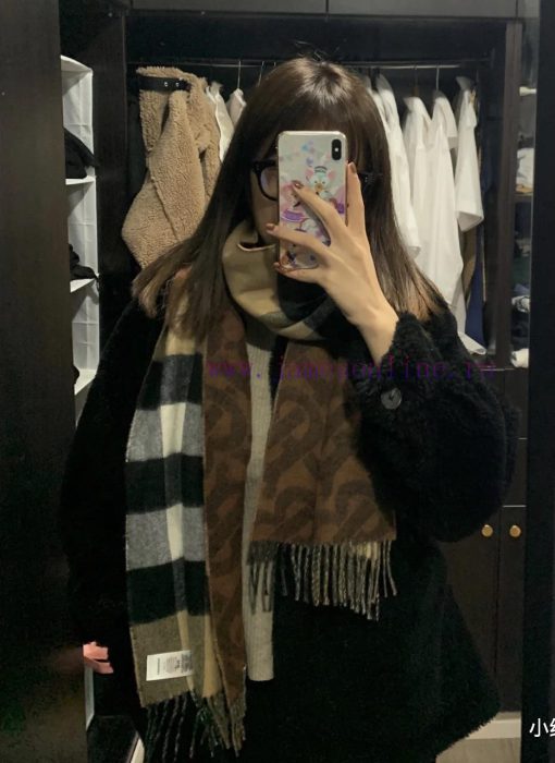 One side of the deep coffee double-sided scarf is the latest Tb print, and the other side is3k09qp5z