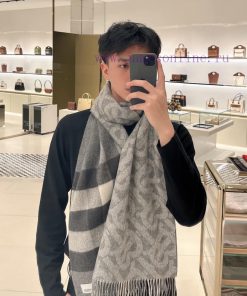 The light gray double-sided scarf features the latest Tb print on one side and a classic chejsb6jxft