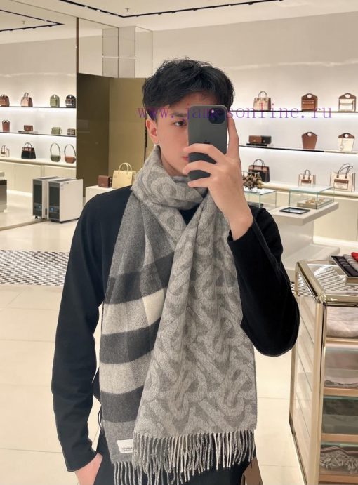 The light gray double-sided scarf features the latest Tb print on one side and a classic chejsb6jxft