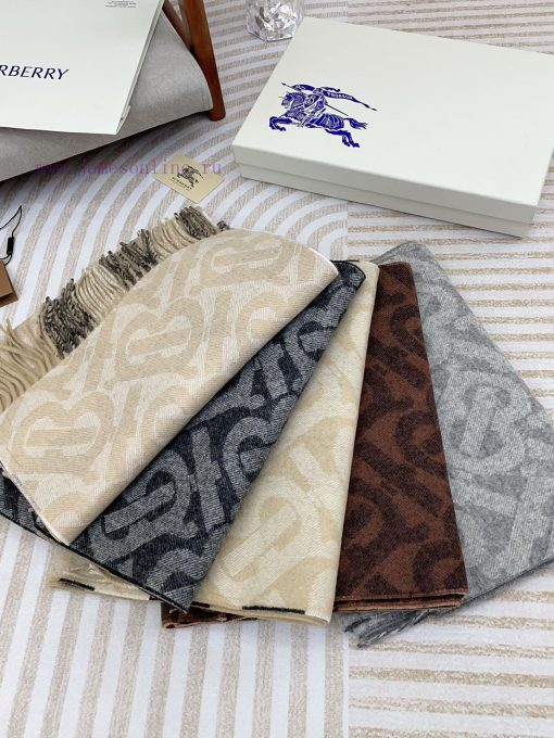 The light gray double-sided scarf features the latest Tb print on one side and a classic chejsb6jxft - Image 3