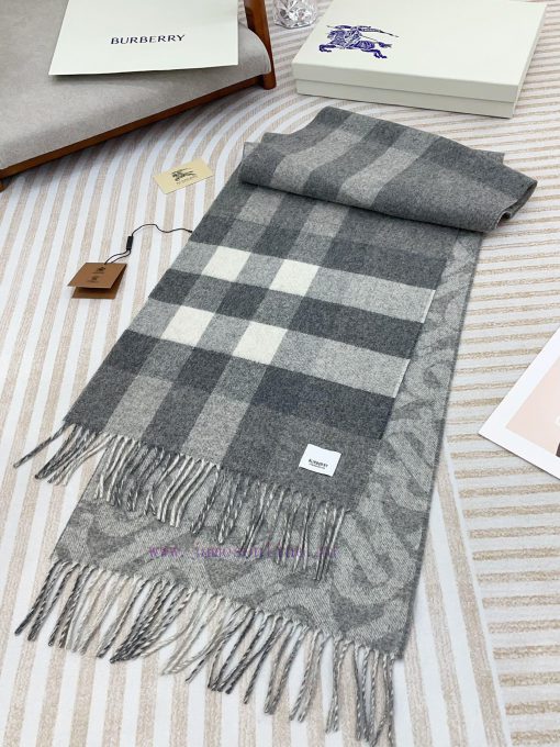 The light gray double-sided scarf features the latest Tb print on one side and a classic chejsb6jxft - Image 7