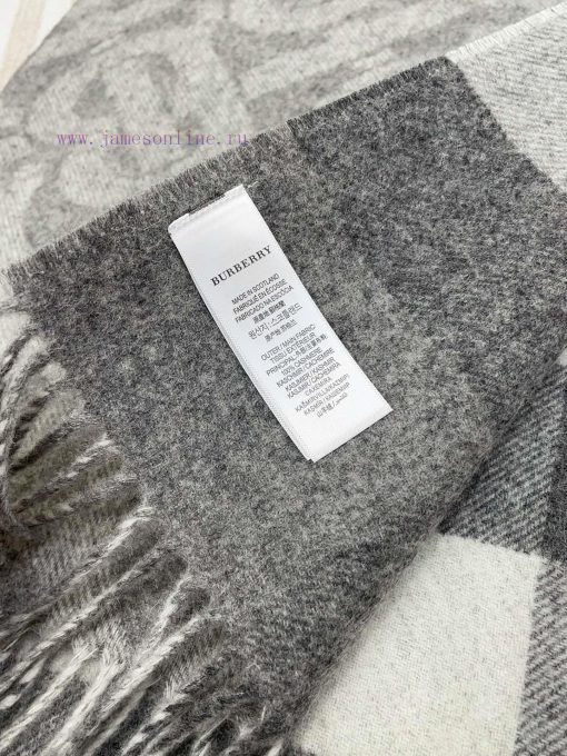 The light gray double-sided scarf features the latest Tb print on one side and a classic chejsb6jxft - Image 9
