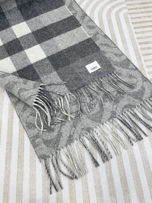 The light gray double-sided scarf features the latest Tb print on one side and a classic chejsb6jxft - Image 10