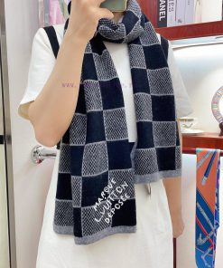 The LV ZG men's cashmere scarf with super unbeatable and soft texture is currently on sale, yi9lzc0j