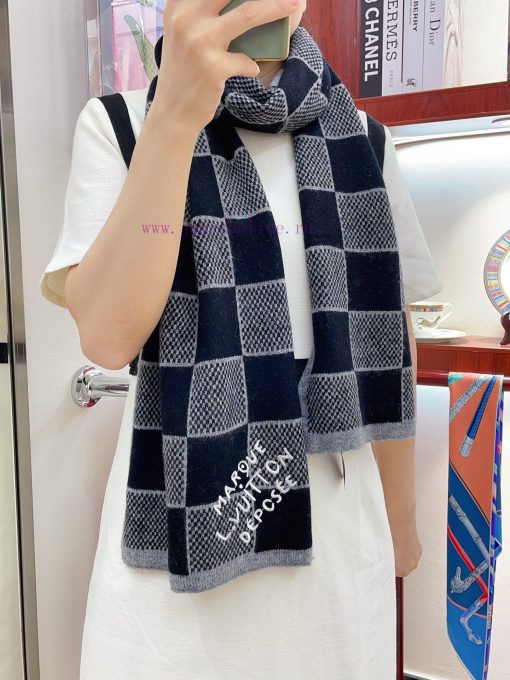 The LV ZG men's cashmere scarf with super unbeatable and soft texture is currently on sale, yi9lzc0j