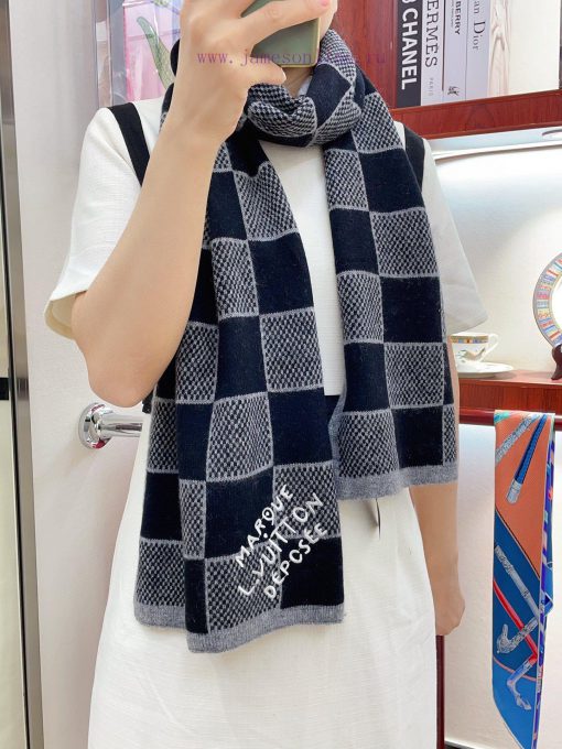 The LV ZG men's cashmere scarf with super unbeatable and soft texture is currently on sale, yi9lzc0j - Image 2