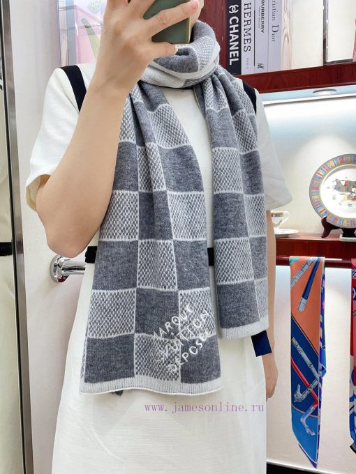 The LV ZG men's cashmere scarf with super unbeatable and soft texture is currently on sale, m6nv4fqc - Image 2