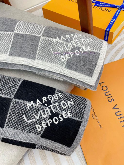 The LV ZG men's cashmere scarf with super unbeatable and soft texture is currently on sale, yi9lzc0j - Image 3