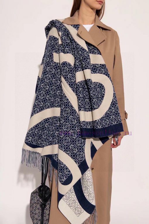 A secure C-position scarf 🧣 Super rare Loewe scarf, big logo, not too big, can be used as a argpt7v0
