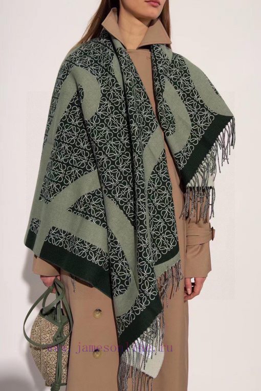 A secure C-position scarf 🧣 Super rare Loewe scarf, big logo, not too big, can be used as a 4g0ogjuf - Image 2