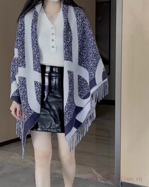 A secure C-position scarf 🧣 Super rare Loewe scarf, big logo, not too big, can be used as a argpt7v0 - Image 3