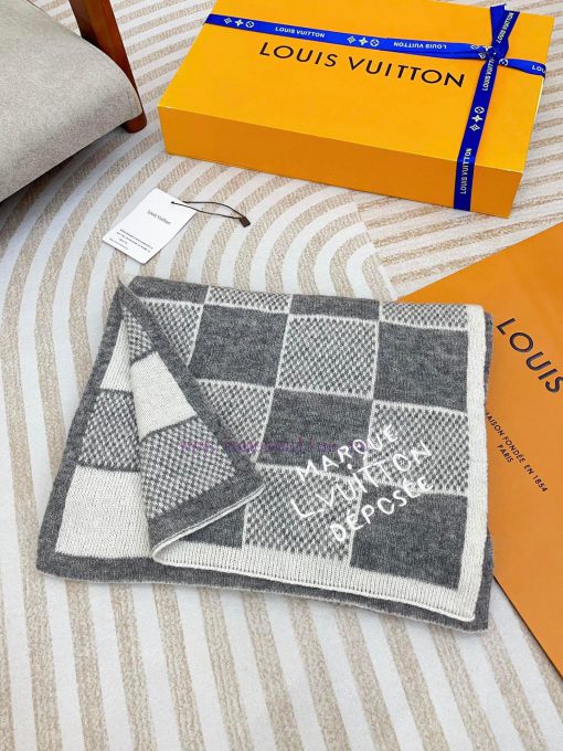 The LV ZG men's cashmere scarf with super unbeatable and soft texture is currently on sale, m6nv4fqc - Image 5