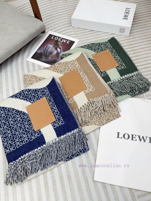 A secure C-position scarf 🧣 Super rare Loewe scarf, big logo, not too big, can be used as a argpt7v0 - Image 5