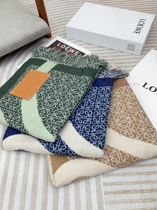 A secure C-position scarf 🧣 Super rare Loewe scarf, big logo, not too big, can be used as a ik4ykp49 - Image 7