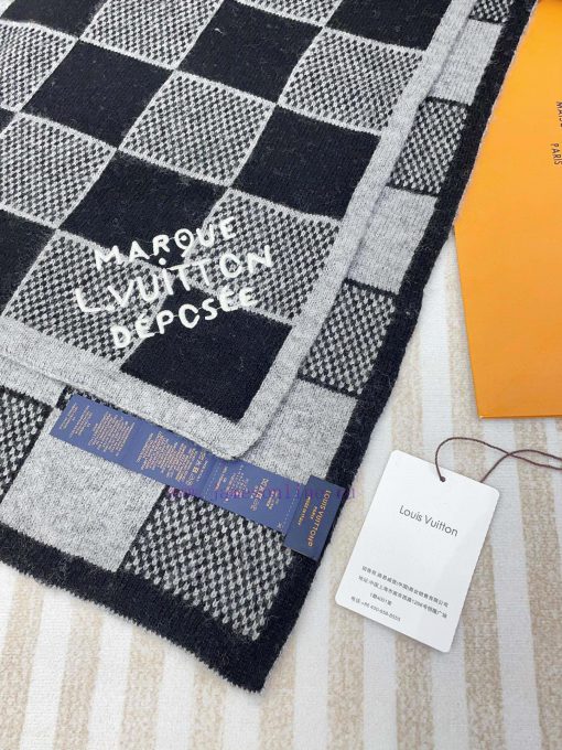 The LV ZG men's cashmere scarf with super unbeatable and soft texture is currently on sale, yi9lzc0j - Image 7