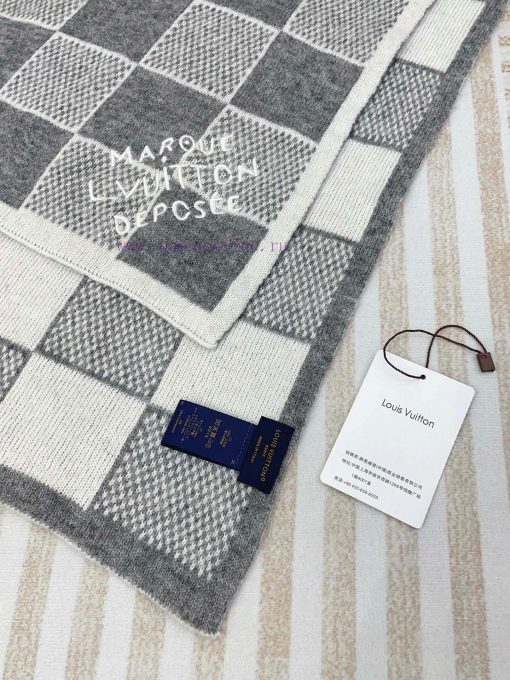 The LV ZG men's cashmere scarf with super unbeatable and soft texture is currently on sale, m6nv4fqc - Image 7