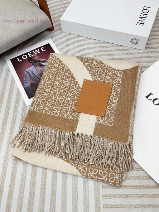 A secure C-position scarf 🧣 Super rare Loewe scarf, big logo, not too big, can be used as a ik4ykp49 - Image 8