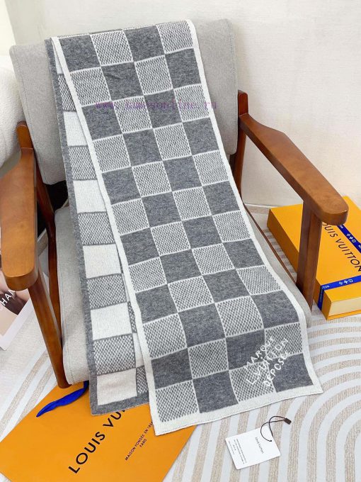 The LV ZG men's cashmere scarf with super unbeatable and soft texture is currently on sale, m6nv4fqc - Image 8