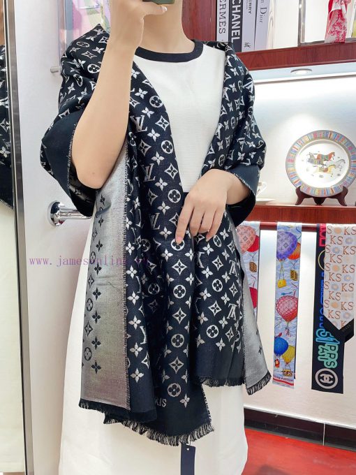 The classic LV gold and silver long scarf, which sells every year, really doesn't need too mliok2zf0