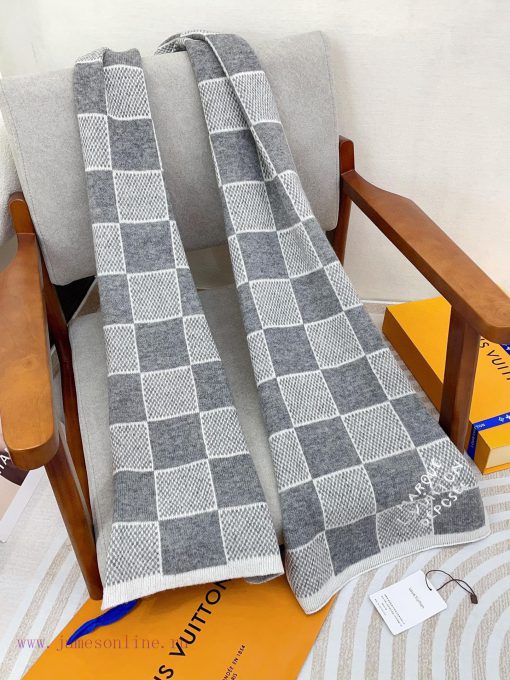 The LV ZG men's cashmere scarf with super unbeatable and soft texture is currently on sale, m6nv4fqc - Image 9