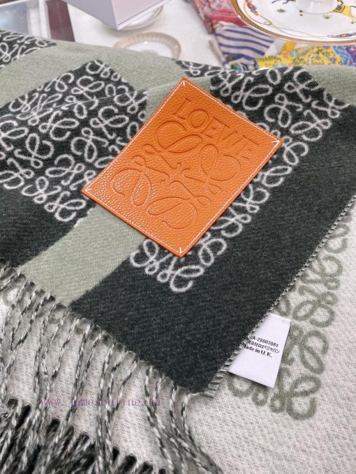 A secure C-position scarf 🧣 Super rare Loewe scarf, big logo, not too big, can be used as a 4g0ogjuf - Image 8