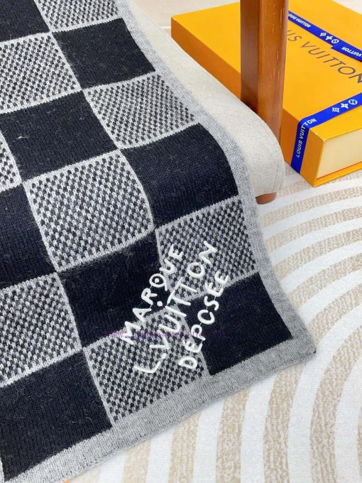 The LV ZG men's cashmere scarf with super unbeatable and soft texture is currently on sale, yi9lzc0j - Image 10