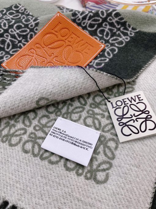 A secure C-position scarf 🧣 Super rare Loewe scarf, big logo, not too big, can be used as a 4g0ogjuf - Image 9
