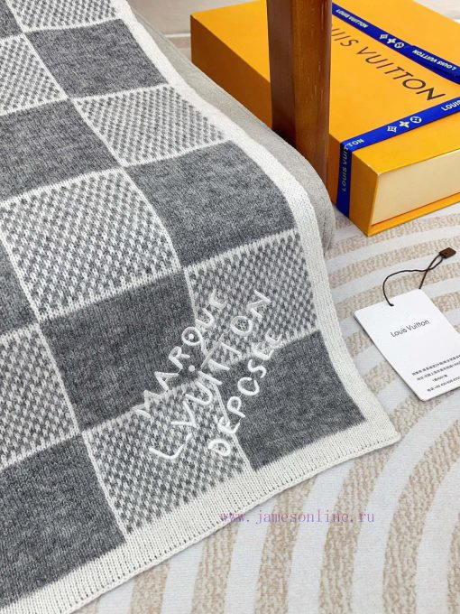 The LV ZG men's cashmere scarf with super unbeatable and soft texture is currently on sale, m6nv4fqc - Image 10