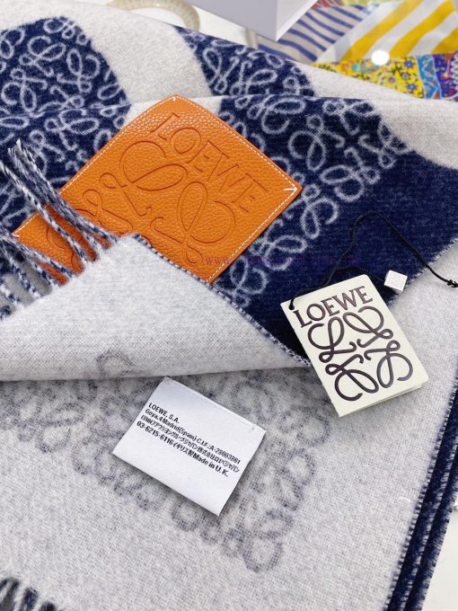 A secure C-position scarf 🧣 Super rare Loewe scarf, big logo, not too big, can be used as a argpt7v0 - Image 9